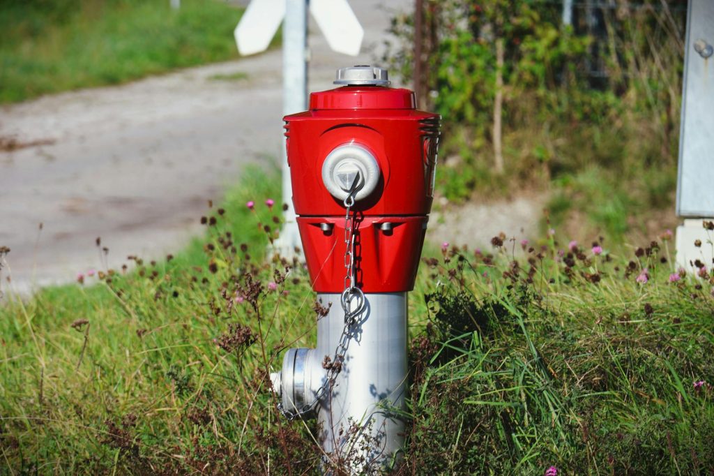 Teknisi ABYKIN TEKNIK melakukan servis pompa hydrant di Tangerang dengan peralatan modern