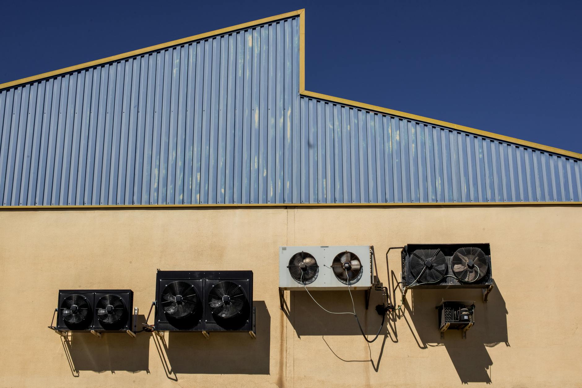 Perawatan HVAC gedung oleh ABYKIN Teknik, memastikan udara bersih dan nyaman.