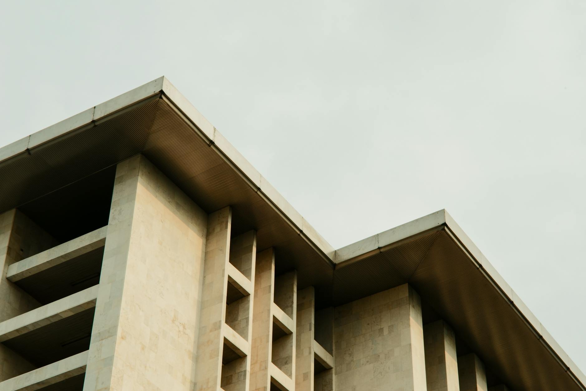 Instalasi STP gedung sesuai peraturan oleh ABYKIN Teknik, ahli sistem perpipaan dan pengolahan air limbah.